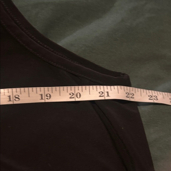 Elegant Black Sleeveless Tank Top - Picture 4 of 5